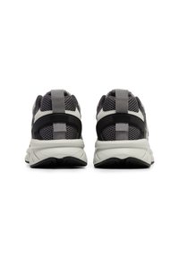 Sneakers grigi mesh con accenti neri, tacco imbottito e suola in gomma con motivo. Presentano un'etichetta a ciclo sul retro per una facile indossabilità.