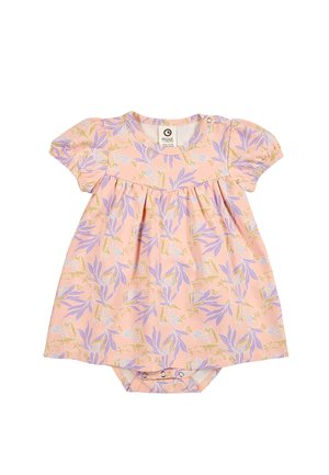 Lyserød babykjole med lilla og grønne blomsterprint, korte pufærmer og trykknapper ved skulderen og forneden for nem skiftning.