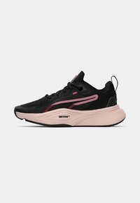 Czarne sportowe sneakersy z oddychającą siateczkową cholewką, różowymi akcentami, uformowanym zapiętkiem i masywną jasnoróżową podeszwą. Zawierają sznurówki i logo.