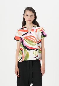 Bluză cu mânecă scurtă dintr-un material ușor, cu un model abstract vibrant care include elemente de roșu, verde, negru și roz. Design cu decolteu în V.