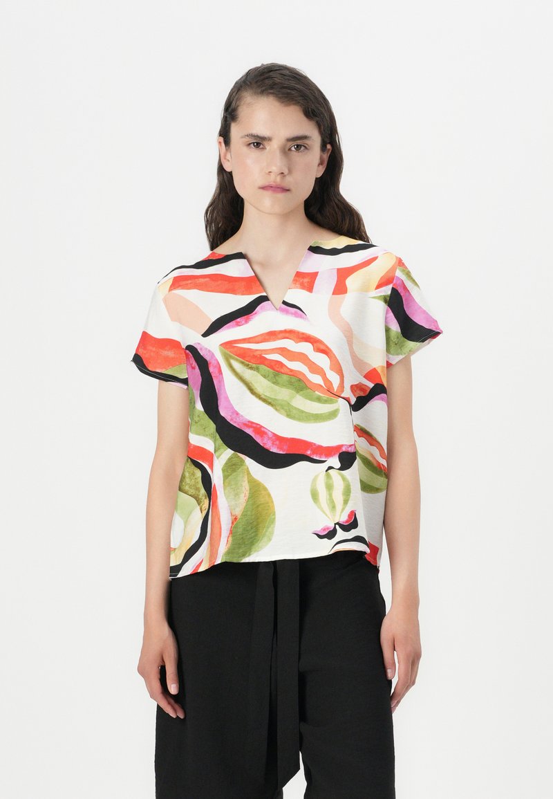 Bluză cu mânecă scurtă dintr-un material ușor, cu un model abstract vibrant care include elemente de roșu, verde, negru și roz. Design cu decolteu în V.