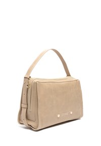 Beige leren handtas met een gestructureerde vorm, bovenhandvat, ritssluiting en studaccenten aan de voorkant. Gladde textuur en minimale naden.