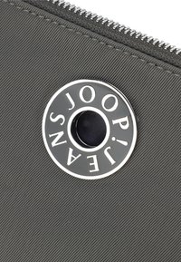 JOOP! Jeans GIOCOSO LETIZIA MVZ - Taška s příčným popruhem - grey