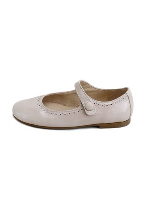 Zapato plano Mary Jane de piel beige claro con puntera redonda, borde decorativo perforado, tira con botón y suela plana marrón.