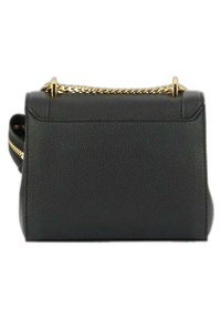 Sac à main en cuir noir avec une finition texturée, anse en chaîne dorée, forme rectangulaire et détail zippé sur le côté.