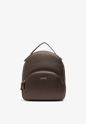 Brauner strukturierter Leder-Rucksack mit Tragegriff oben, Frontreißverschlusstasche, Doppelreißverschlüssen und goldenem "LIU·JO"-Logo in der Mitte vorne.