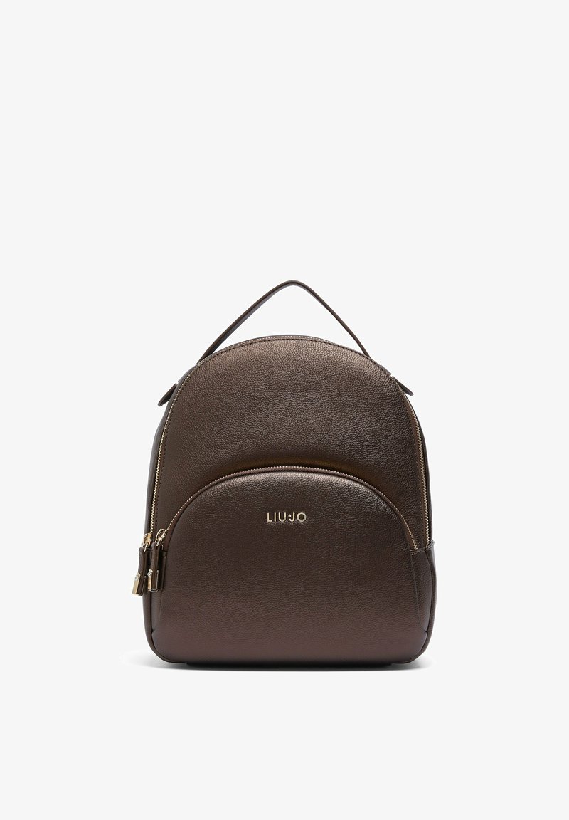 Sac à dos en cuir marron texturé avec poignée supérieure, poche avant zippée, double fermeture éclair et logo doré "LIU·JO" au centre devant.