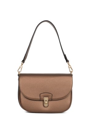 Sac d'épaule en cuir marron texturé avec rabat incurvé et fermeture tourniquet dorée, équipé d'une bandoulière noire amovible avec des ferrures dorées.