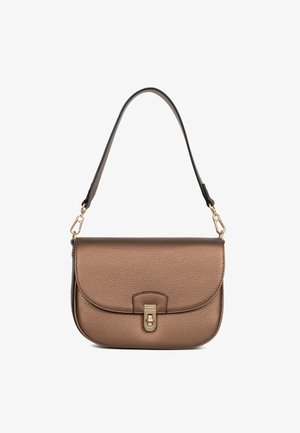 Sac d'épaule en cuir marron texturé avec rabat incurvé et fermeture tourniquet dorée, équipé d'une bandoulière noire amovible avec des ferrures dorées.