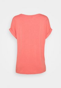 Korallfärgad t-shirt med kort ärm och uppvikta ärmar, lös passform, mjuk textur och rundad halsringning. Inga synliga logotyper eller mönster.