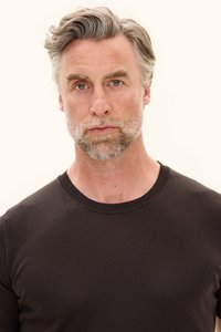 Tummanruskea lyhythihainen paita, jossa on ribbineulottu pyöreä pääntie. Sileä pinta, istuva malli, ei näkyviä kuvioita tai metalliosia.