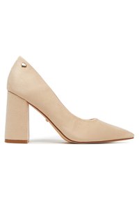 Zapato de tacón para mujer en ante beige con punta puntiaguda, tacón alto grueso y pequeño adorno metálico en forma de corazón cerca del borde superior.