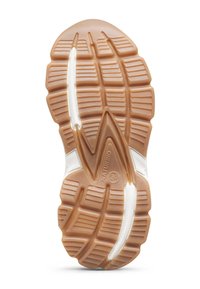 Jasnobrązowa guma z odciskiem na podeszwie, z głębokim bieżnikiem, białymi akcentami i centralnym wzorem w kształcie chevron dla elastyczności.