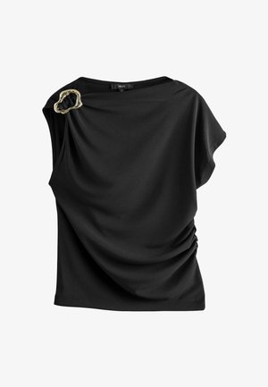 Čierny top s mäkkou tkaninou, záhybovým dizajnom, asymetrickým rukávom a zlatými akcentmi na ramene. Hladká textúra a uvoľnený strih.