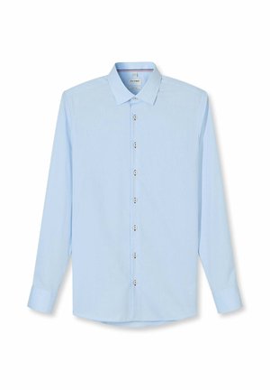 Hellblaues Herrenhemd mit langen Ärmeln, spitzem Kragen und weißen Knöpfen in der Mitte, flach auf einem weißen Hintergrund ausgelegt.