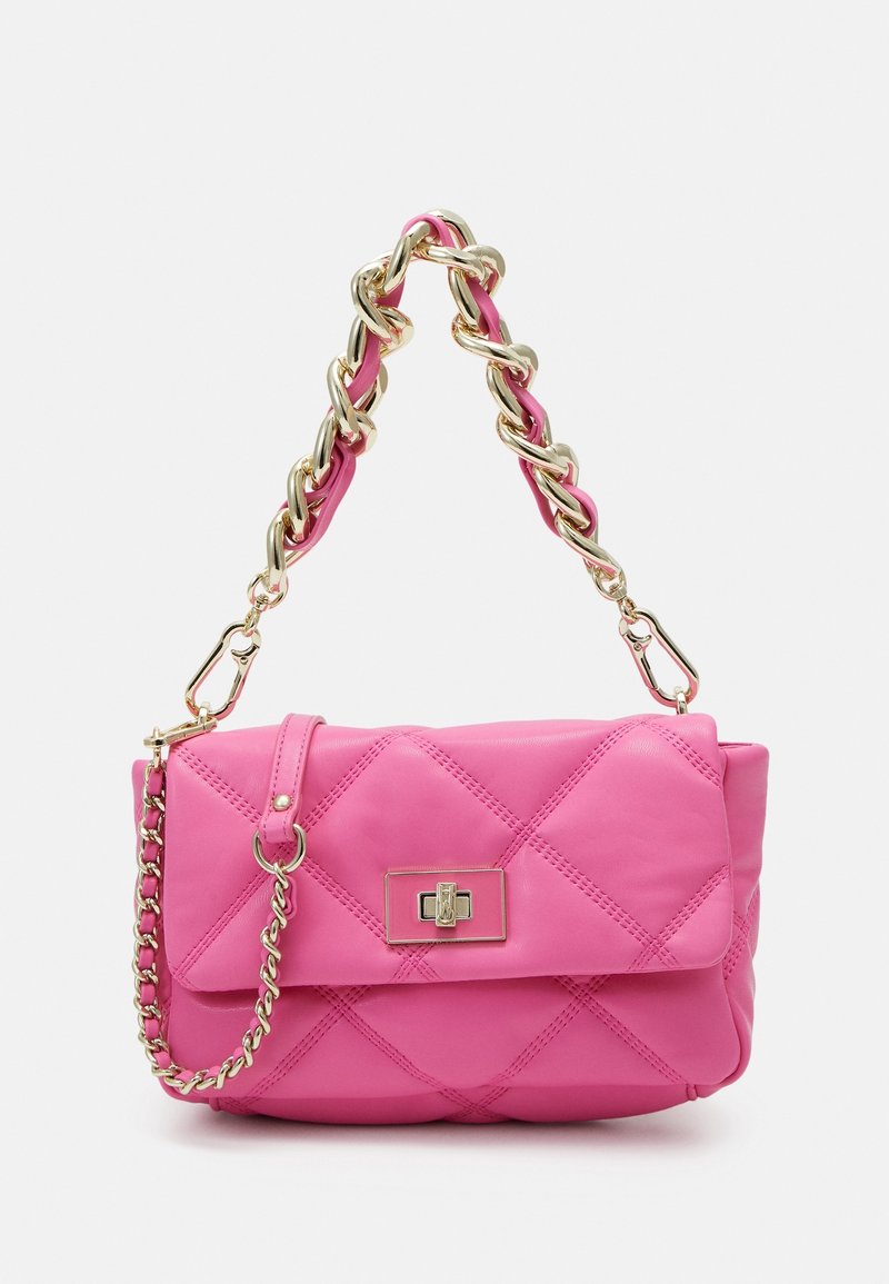 Pink quiltet læderhåndtaske med en guldkæde-rem, der har en magnetisk lås og er suppleret med fletværk i metal som accent.