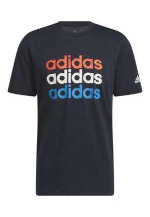 Maglietta nera in cotone con testo "adidas" in bold sovrapposto nei colori rosso, bianco e blu. Collo a giro classico e maniche corte. Vestibilità regolare.