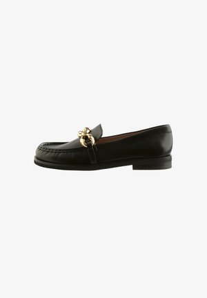 Zwarte leren loafers met een afgeronde neus en decoratieve gouden hardware. Gladde textuur en lage rubberen hak. Voorzien van stikseldetail aan de voorkant.