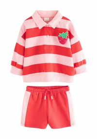 Polo shirt rayé rouge et rose avec un patch de fraise ; associé à un short rouge uni avec taille à cordon et panneaux latéraux roses.