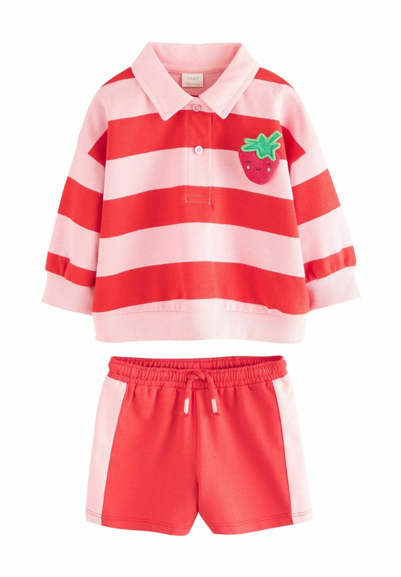 Polo shirt rayé rouge et rose avec un patch de fraise ; associé à un short rouge uni avec taille à cordon et panneaux latéraux roses.