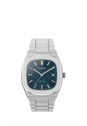 Silberne Metall-Timex-Armbanduhr mit blauem rechteckigem Zifferblatt, silbernen Stundenmarkierungen, Zeigern und einem Datumsfenster, das die 14 zeigt.