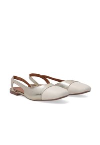 Metallisch goldene und cremefarbene Slingback-Ballerinas mit spitzer Zehenform, offenem Absatz und glattem Lederoberteil. Flache Sohle mit minimalen Hardware-Akzenten.