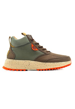 Sneaker alte marroni e verdi con suola beige maculata e accenti arancioni vividi. Presenta una tomaia in tessuto texture e chiusura con lacci.