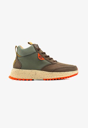 Braune und grüne High-Top-Sneaker mit einer gesprenkelten beigen Sohle und leuchtend orangefarbenen Akzenten. Verfügt über ein strukturiertes Obermaterial und eine Schnürschließe.