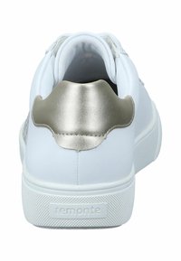 Sneaker bianco con un dettaglio metallico dorato sul tallone, suola testurizzata e materiale superiore morbido, progettato per comfort e stile.