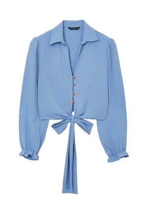 Blusa con nodo anteriore in tessuto azzurro chiaro, con maniche lunghe e polsini elasticizzati, colletto e cinque bottoni sul davanti.