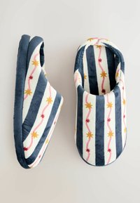 Pantofole a righe bianche e blu con tessuto morbido decorato da motivi a stella in rosa e oro, forma arrotondata e interno imbottito.