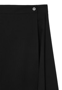 Gonna nera su misura caratterizzata da una texture di tessuto liscia, un design elegante e un accento di bottone argentato in vita per la chiusura.