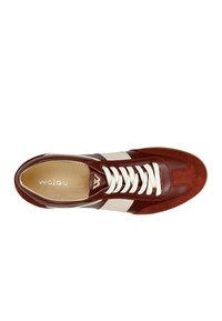 Baskets rouges et blanches avec une finition en cuir lisse, dotées d'un bout arrondi, de lacets blancs et d'un logo subtil sur la semelle intérieure.