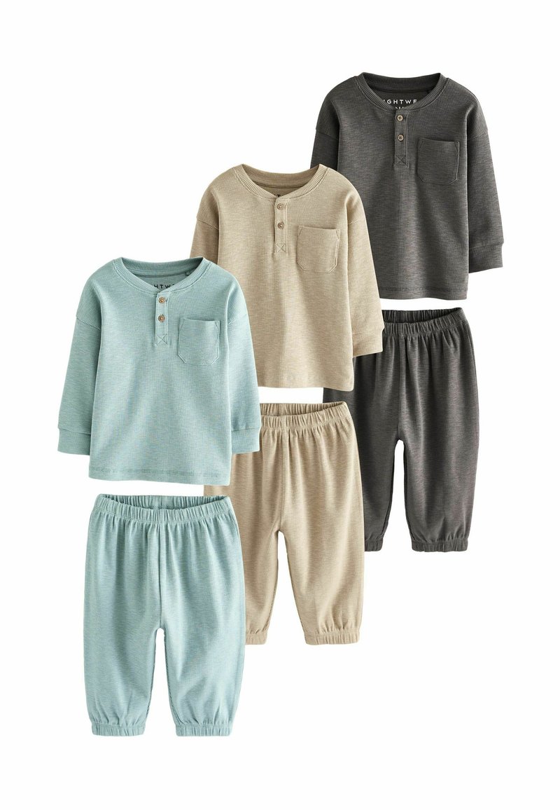 Conjunto de dos camisetas de manga larga y dos pantalones en azul claro, beige y gris oscuro. Presenta textura acanalada y bolsillos frontales en las camisetas.