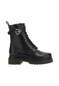 Botte de combat en cuir noir avec lacets à l'avant, bride à boucle argentée en haut, semelle épaisse à crampons et languette à l'arrière.
