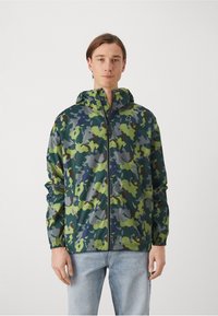 Giacca mimetica con un mix di motivi verde, grigio e marrone, dotata di cappuccio, zip a tutta lunghezza e polsini elastici. Materiale leggero.