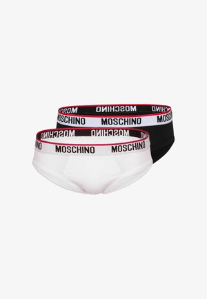 Due slip da uomo, uno bianco e uno nero, entrambi con una cintura in vita bordata di rosso e con il marchio "Moschino" ripetuto in lettere grassetto.