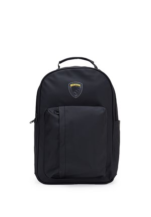 Zaino nero Blauer con manico superiore, ampia tasca frontale con cerniera e patch con logo sulla parte superiore anteriore.