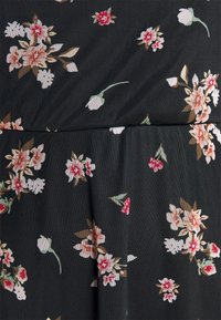 Tissu noir avec un motif floral, comprenant des fleurs roses, blanches et vertes. La texture semble légèrement texturée avec un design froncé.