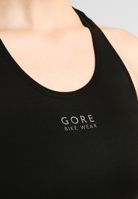 Svart cykel-tanktop i slät väv, med rundad halsringning och den vita tryckta logotypen "GORE BIKE WEAR" på bröstet.