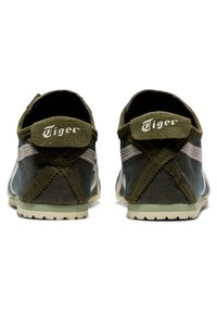 Zielone płócienne buty z zamszowymi akcentami, z okrągłym noskiem, w paski i z markową metką na pięcie. Lekka podeszwa z teksturowanym gripem.