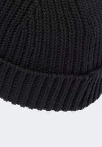 Beret tricotat negru cu textură ribbed, având un tiv întors și un model de cusătură uniform, fabricat din material moale și elastic.