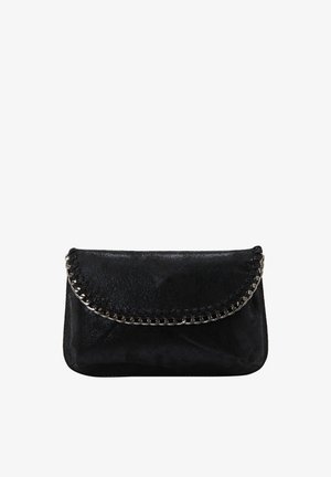 Sort ruskind clutch taske med en rund flap, der har en sølv kædeaccent langs den øverste kant. Glat tekstur, kompakt design.
