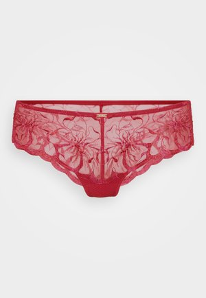 Lingerie de renda vermelha com bordados florais, bordas em formato ondulado e uma faixa suave na cintura, apresentando uma textura semi-transparente.
