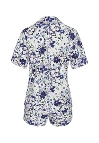 Short-sleeve floral print pajama set in light fabric. Features a purple and blue flower pattern on a white background, with shorts.