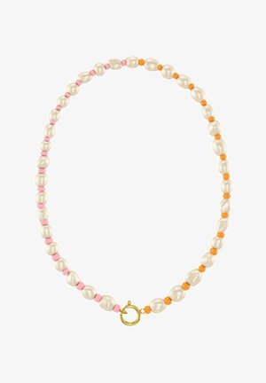 Halskette mit unregelmäßigen weißen Perlen, getrennt durch abwechselnd kleine rosa und orangefarbene Perlen, mit einem runden goldenen Verschluss.