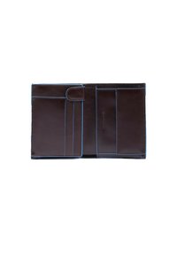 Bruine lederen portemonnee met blauwe stiksels, voorzien van meerdere kaarthouders en een vlakke insteekzak, afgesloten met een drukknoop.