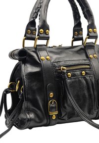 Sac à main en cuir noir avec poignées tressées, quincaillerie en laiton, poches zippées et plusieurs compartiments. Surface texturée avec des coutures décoratives.