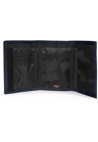 Navy peněženka z látky s několika sloty na karty a síťovou kapsou. Obsahuje suchý zip a texturovaný okraj podél okrajů.