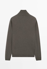 Maglione grigio scuro a maniche lunghe con collo alto a costine, polsini e orlo, mostrato disteso sul retro su uno sfondo bianco.